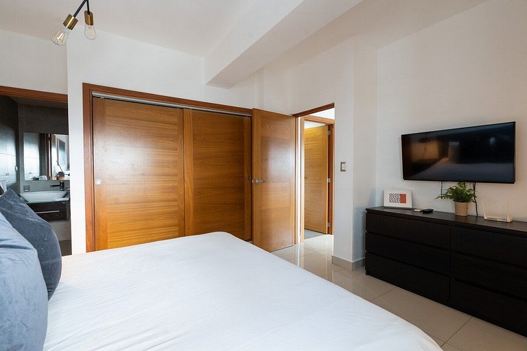 Chic 1BR King Bed, Piantini City Views|YellowKey
