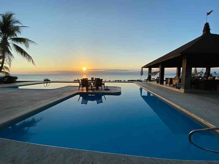 "Greek Intentions" 7BR*BeachFront*Pool*YellowKey