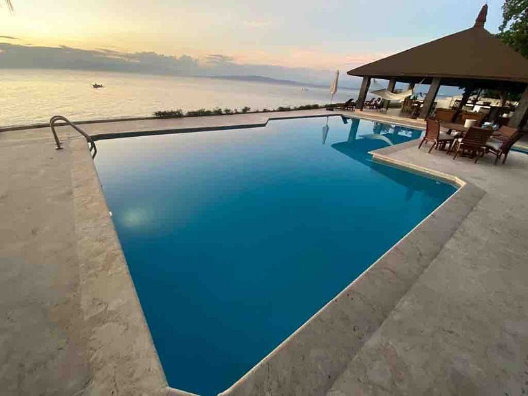 "Greek Intentions" 7BR*BeachFront*Pool*YellowKey