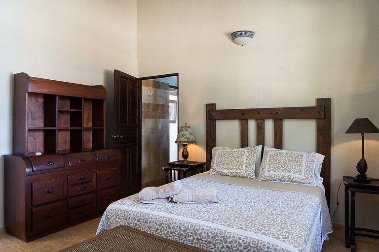 "Greek Intentions" 7BR*BeachFront*Pool*YellowKey