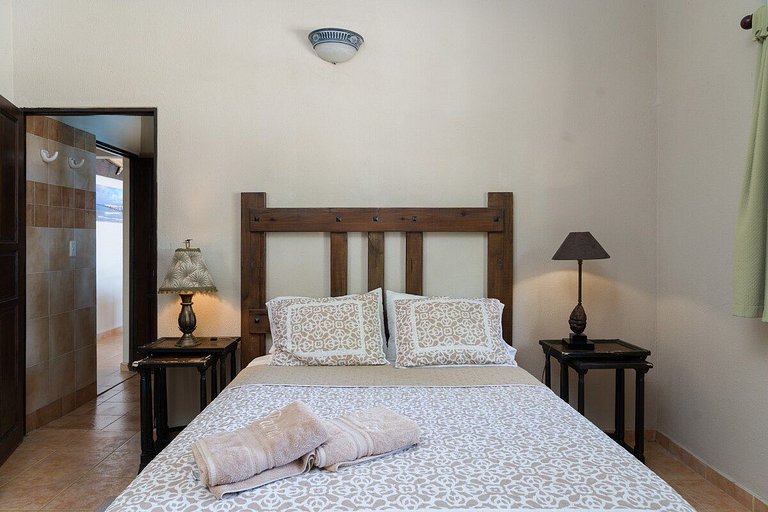 "Greek Intentions" 7BR*BeachFront*Pool*YellowKey