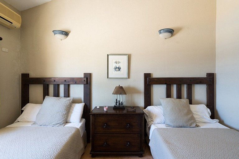 "Greek Intentions" 7BR*BeachFront*Pool*YellowKey