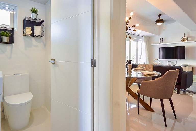 CityCenter Near Blue Mall W/View-A/C-WiFi-SmartTV-YellowKey