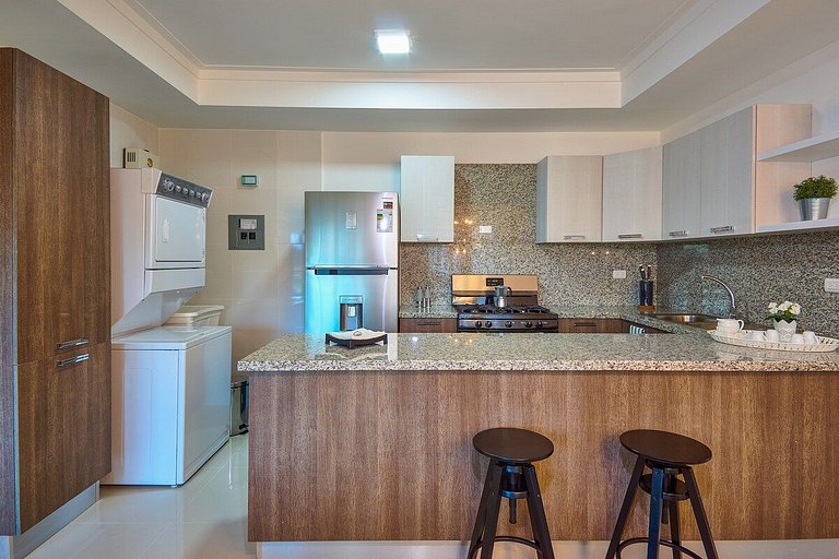 CityCenter Near Blue Mall W/View-A/C-WiFi-SmartTV-YellowKey