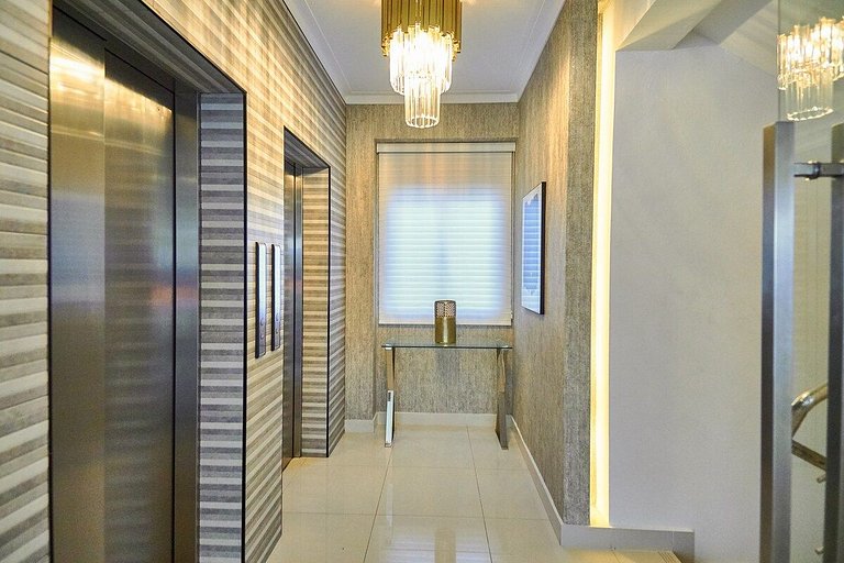 CityCenter Near Blue Mall W/View-A/C-WiFi-SmartTV-YellowKey