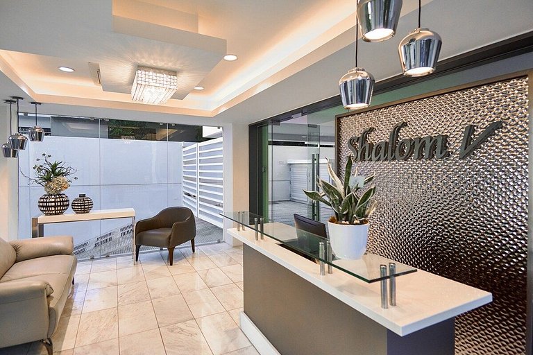CityCenter Near Blue Mall W/View-A/C-WiFi-SmartTV-YellowKey