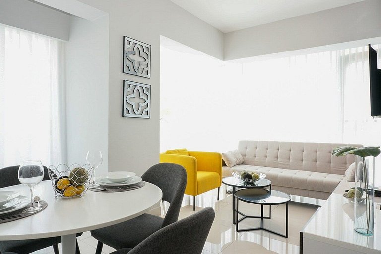 Modern 1BR apartment with wifi, AC, gym and view near Bluema