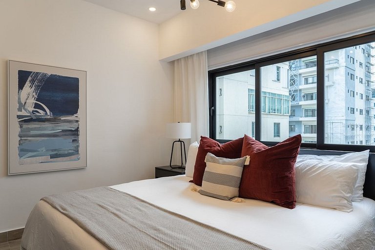 Regatta 2BR retreat near Blue Mall with pool and spa