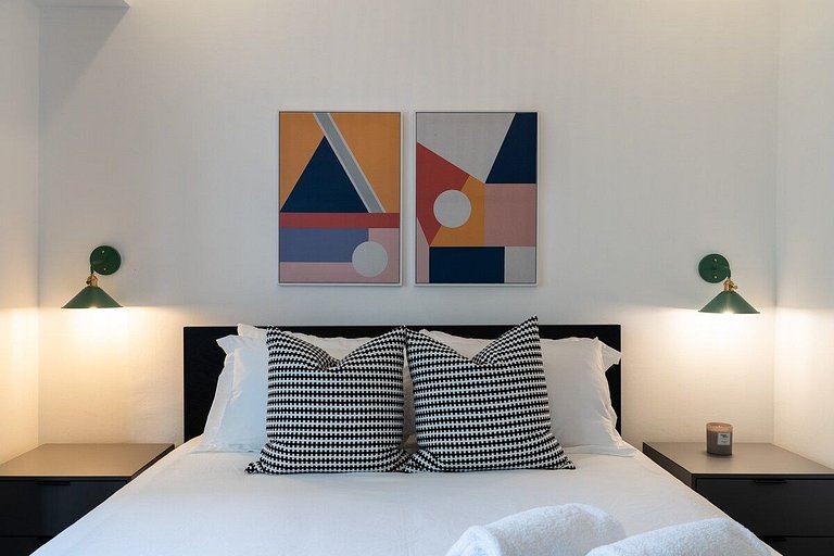 Regatta 2BR retreat near Blue Mall with pool and spa