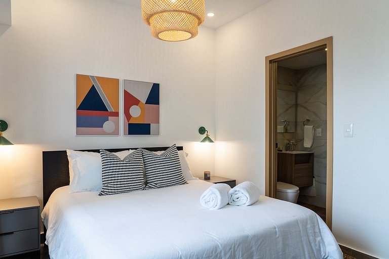 Regatta 2BR retreat near Blue Mall with pool and spa