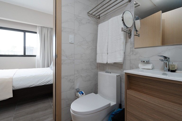 Regatta 2BR retreat near Blue Mall with pool and spa