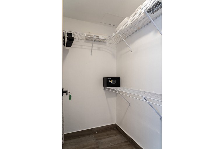 Regatta 2BR retreat near Blue Mall with pool and spa