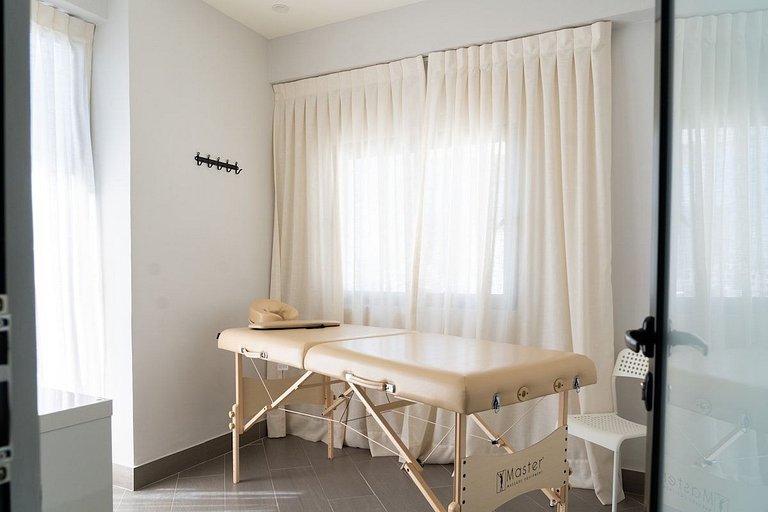 Regatta 2BR retreat near Blue Mall with pool and spa