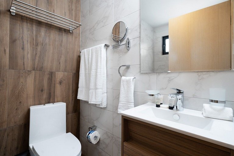 LUXURY 2br | POOL *GYM. | PIANTINI-YellowKey