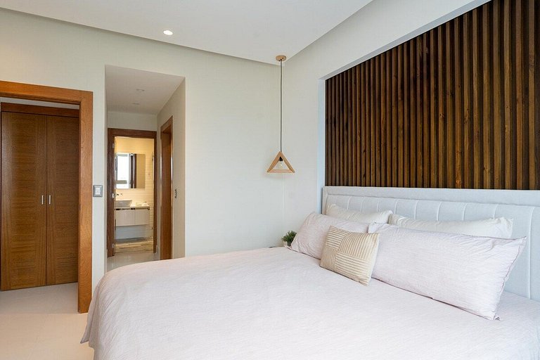 ★RooftopPool-KINGbed-Views-Gym-WiFi-A/C-YellowKey★