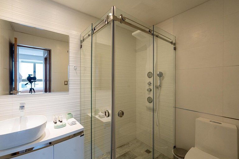 ★RooftopPool-KINGbed-Views-Gym-WiFi-A/C-YellowKey★