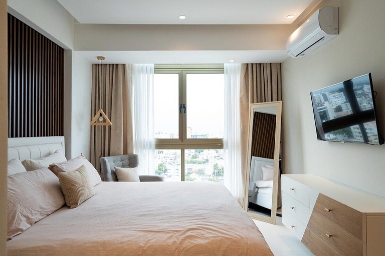 ★RooftopPool-KINGbed-Views-Gym-WiFi-A/C-YellowKey★