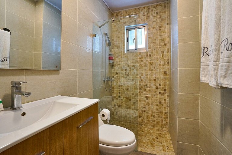 Luxury-3BR-KingBed-50mbWiFi-CityCntr-A/C-YellowKey