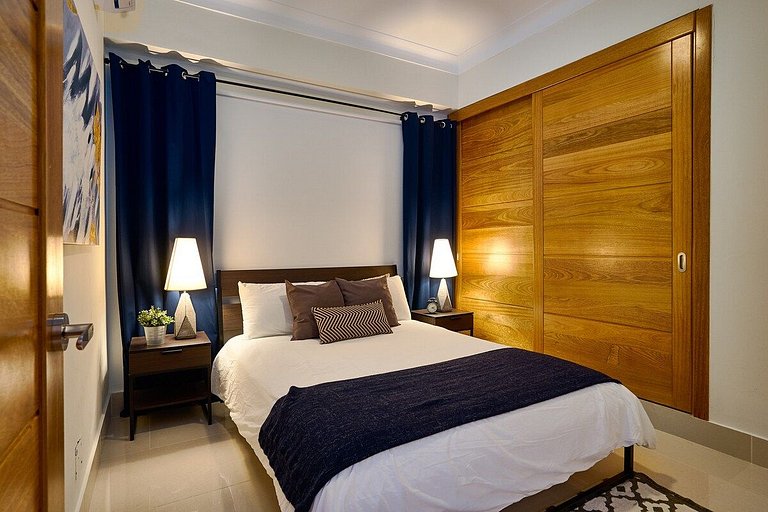 Luxury-3BR-KingBed-50mbWiFi-CityCntr-A/C-YellowKey