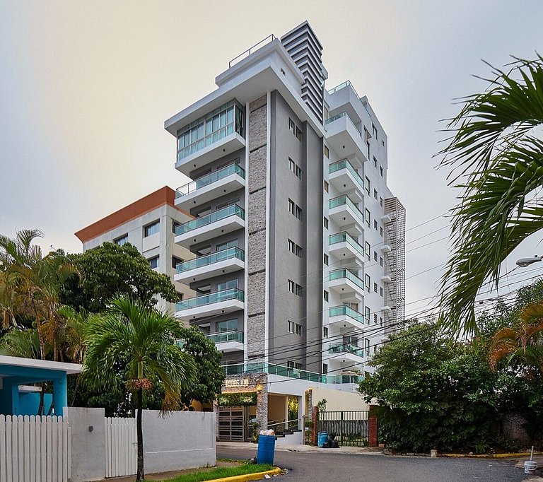 Luxury-3BR-KingBed-50mbWiFi-CityCntr-A/C-YellowKey