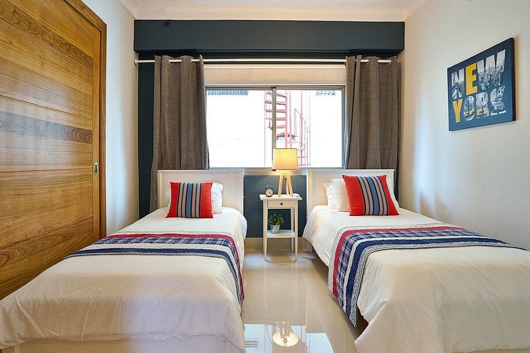 Luxury-3BR-KingBed-50mbWiFi-CityCntr-A/C-YellowKey