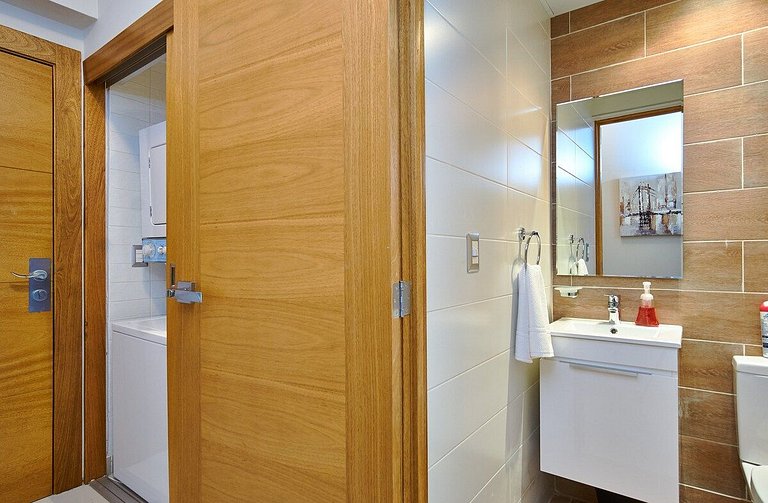 Upscale 1BR apartment near Blue mall with rooftop by Yellowk
