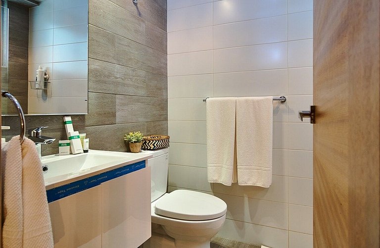 Upscale 1BR apartment near Blue mall with rooftop by Yellowk