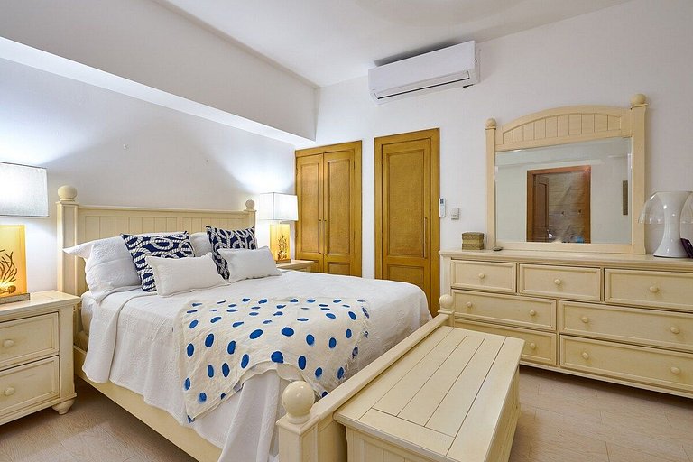 Majestic, Beach Front Penthouse 5BR w/VIEW, POOL