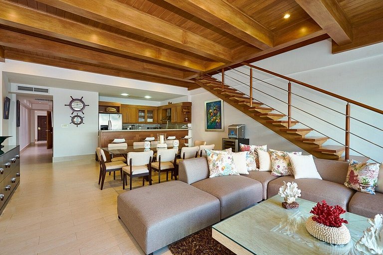 Majestic, Beach Front Penthouse 5BR w/VIEW, POOL