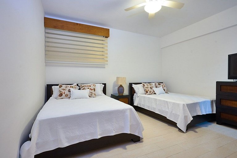 Majestic, Beach Front Penthouse 5BR w/VIEW, POOL