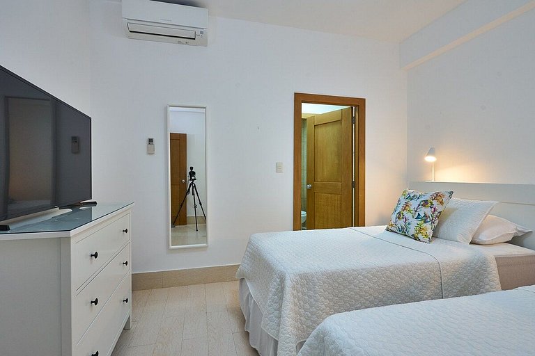 Majestic, Beach Front Penthouse 5BR w/VIEW, POOL