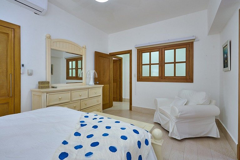 Majestic, Beach Front Penthouse 5BR w/VIEW, POOL