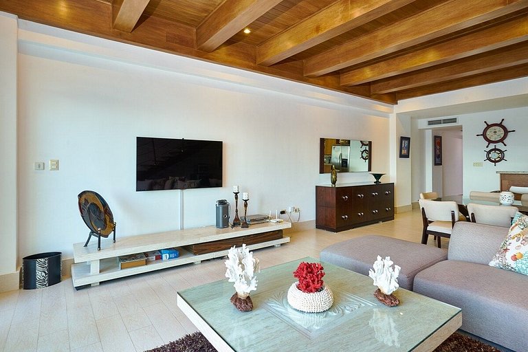 Majestic, Beach Front Penthouse 5BR w/VIEW, POOL