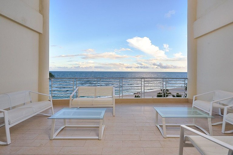 Majestic, Beach Front Penthouse 5BR w/VIEW, POOL