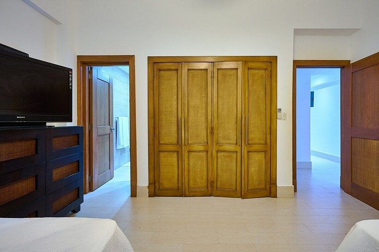 Majestic, Beach Front Penthouse 5BR w/VIEW, POOL