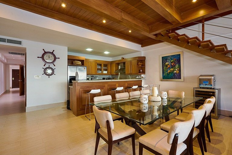 Majestic, Beach Front Penthouse 5BR w/VIEW, POOL