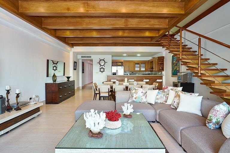 Majestic, Beach Front Penthouse 5BR w/VIEW, POOL