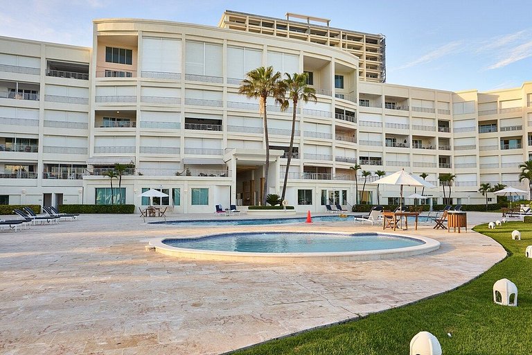 Majestic, Beach Front Penthouse 5BR w/VIEW, POOL