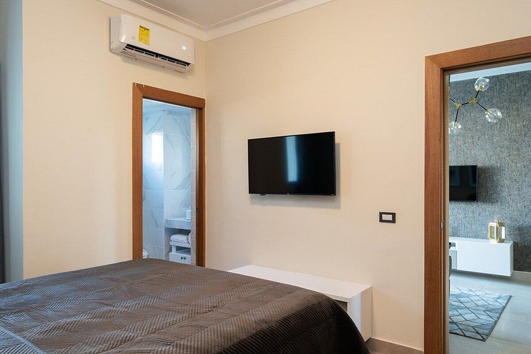 Pool-VIEW-A/C-Cozy-Modern-SmartTV-YellowKey