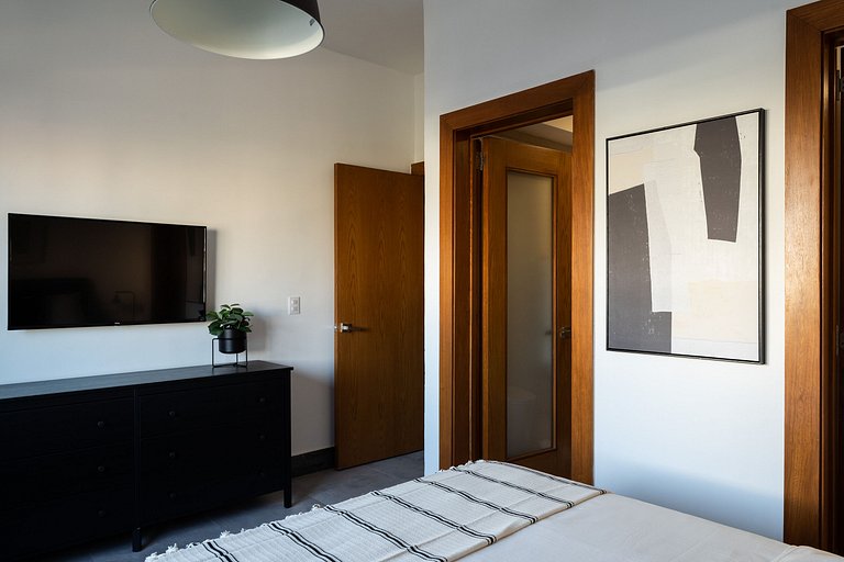 UPSCALE*2br* KING|POOL *GYM|PIANTINI-YellowKey