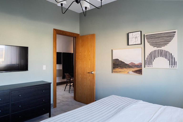 UPSCALE*2br* KING|POOL *GYM|PIANTINI-YellowKey