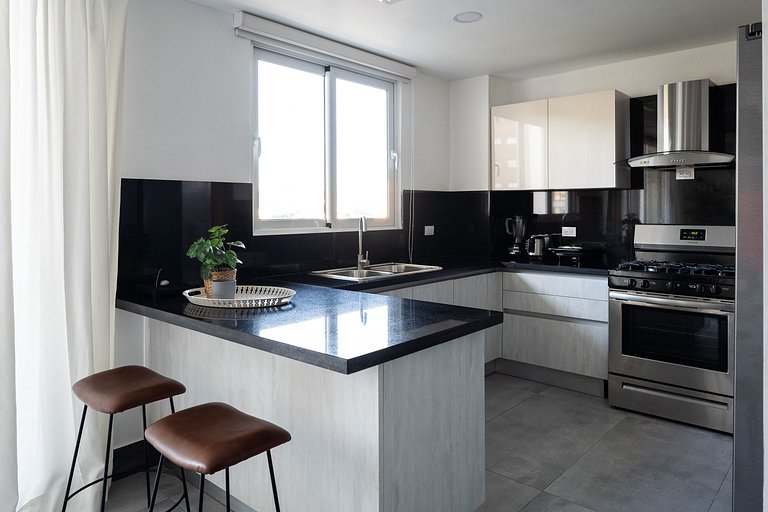 UPSCALE*2br* KING|POOL *GYM|PIANTINI-YellowKey