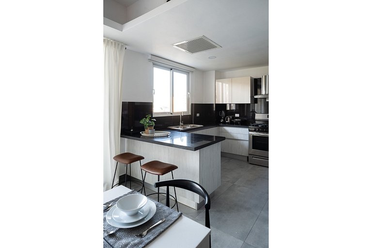 UPSCALE*2br* KING|POOL *GYM|PIANTINI-YellowKey