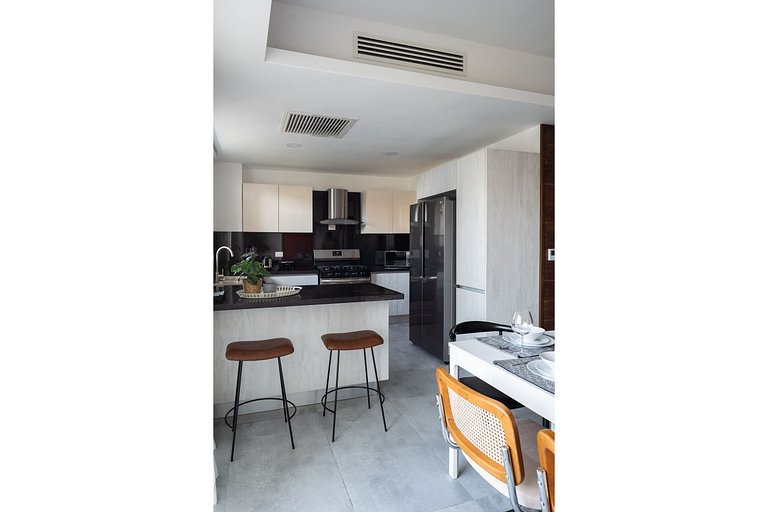 UPSCALE*2br* KING|POOL *GYM|PIANTINI-YellowKey