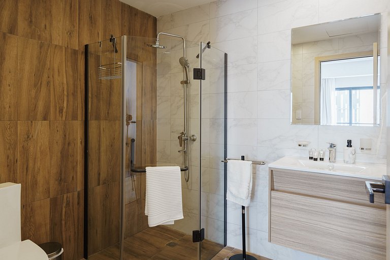 Regatta living apartment near Blue Mall with pool, spa and f