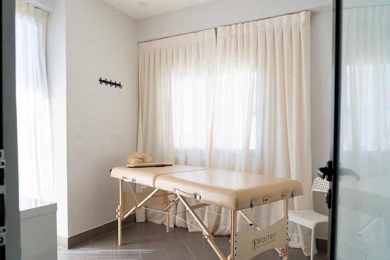 Regatta living apartment near Blue Mall with pool, spa and f