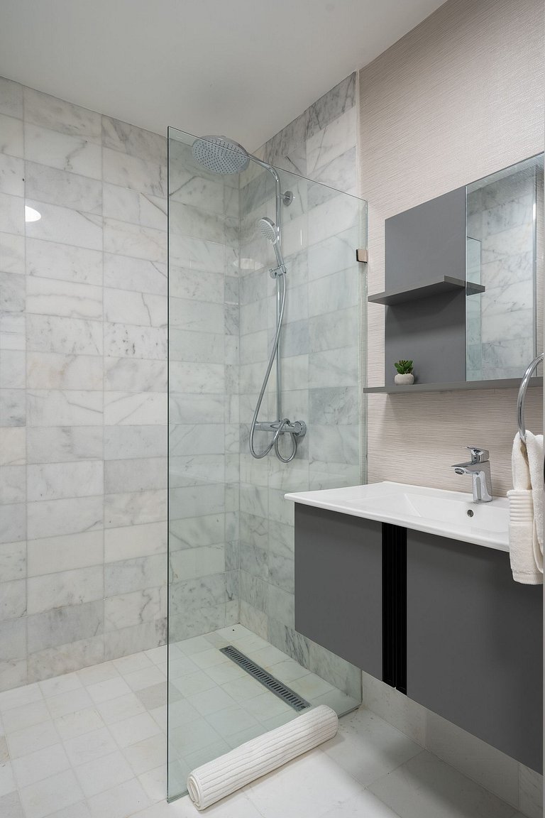 Newest&MostLuxurious-w/Pool-WiFi-Gym-A/C-YellowKey