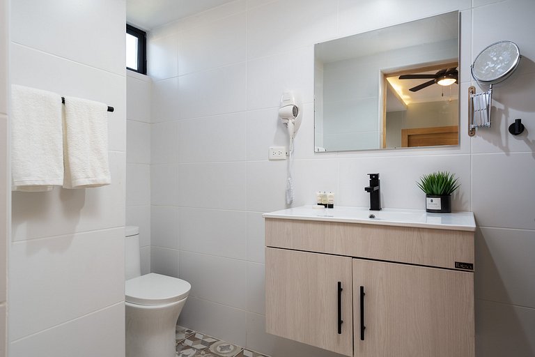 PrivateTerrace-1br-Comfy-Modern-WiFi-AC-YellowKey