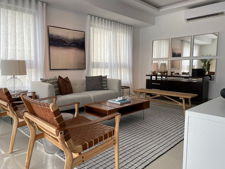Luxury-3BR-KingBed-50mbWiFi-CityCntr-A/C-YellowKey
