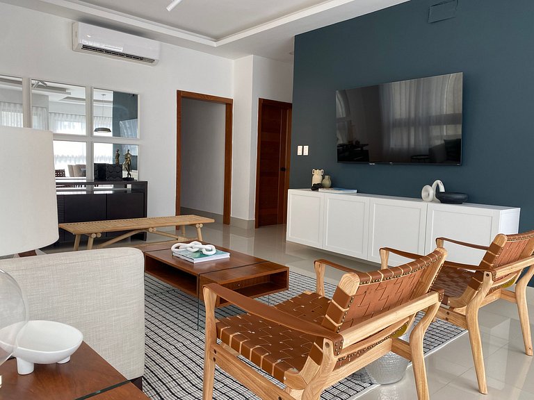 Luxury-3BR-KingBed-50mbWiFi-CityCntr-A/C-YellowKey